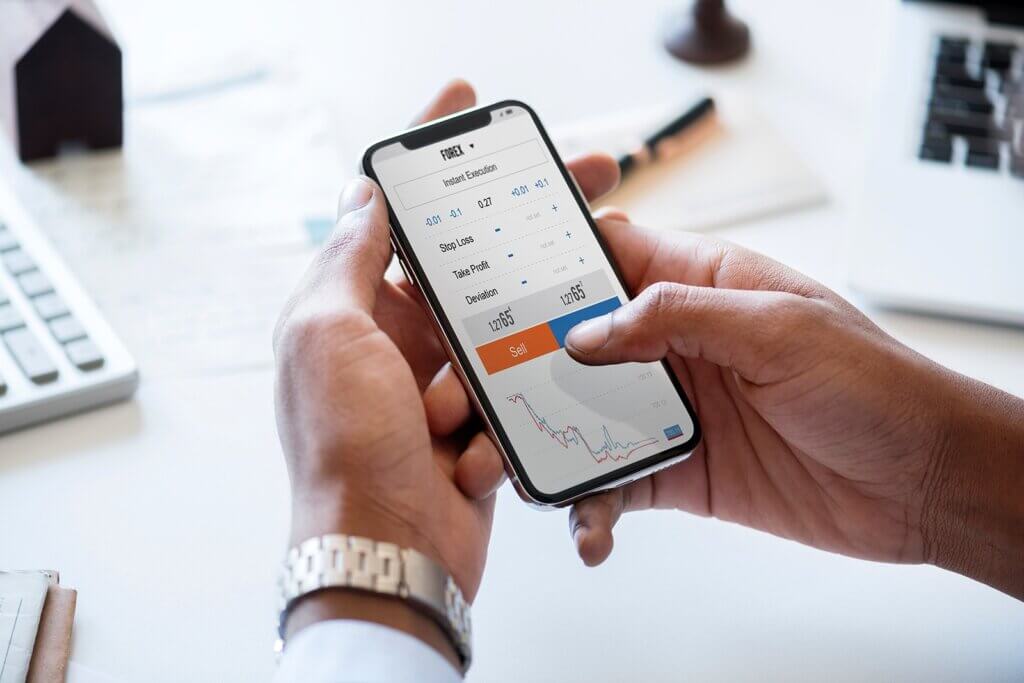 Homme regardant des graphiques de bourse sur un portable