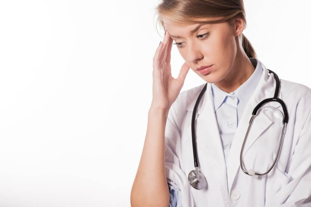 Médecin avec sa main sur le front