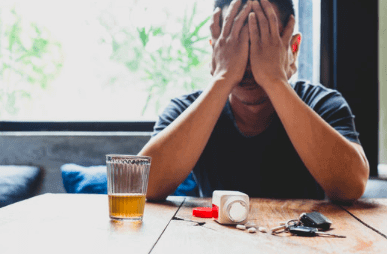 Homme se prenant la tête à deux mains