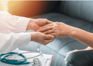 Médecin tenant la main d'un patient