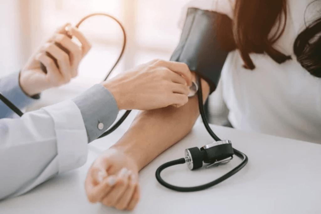 Médecin prenant le poul d'un patient