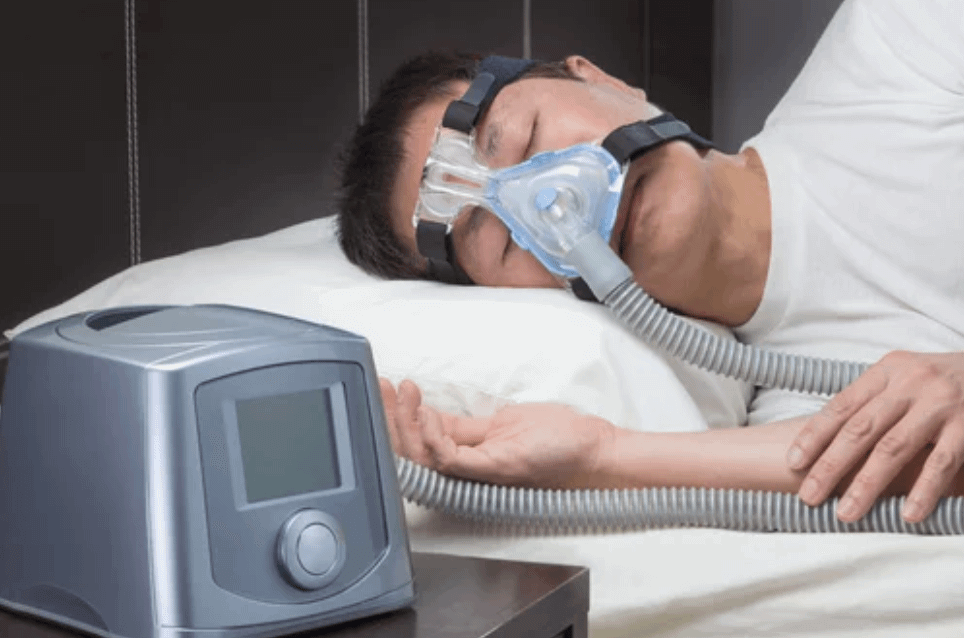 Homme avec machine pour l'aider à respirer