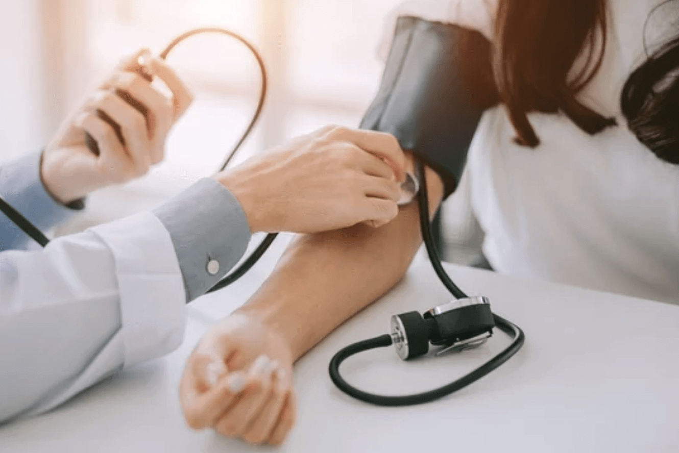 Docteur prenant le poul d'un patient