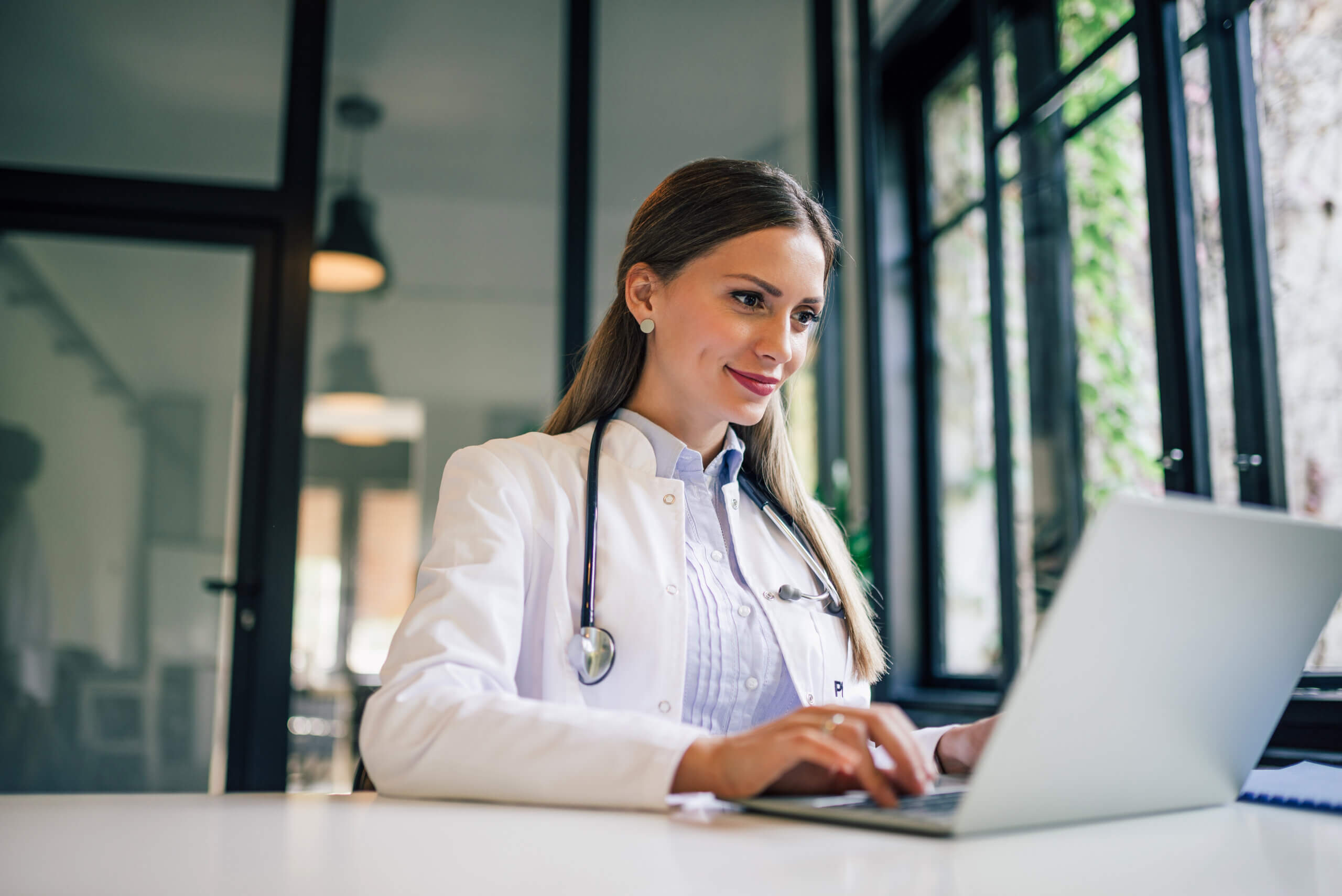 médecin devant son ordinateur