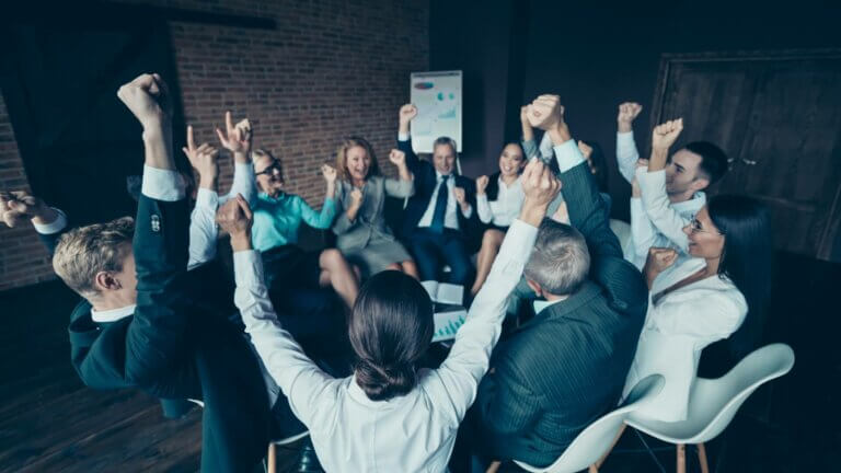 Personnes en meeting faisant un houra - 1920x1080px