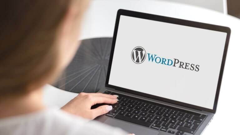 Ordinateur avec wordpress en fond d'écran - 1920x1080px