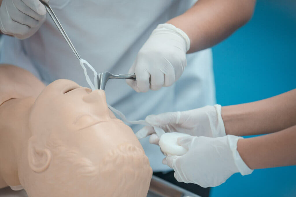 Médecins opérant un mannequin