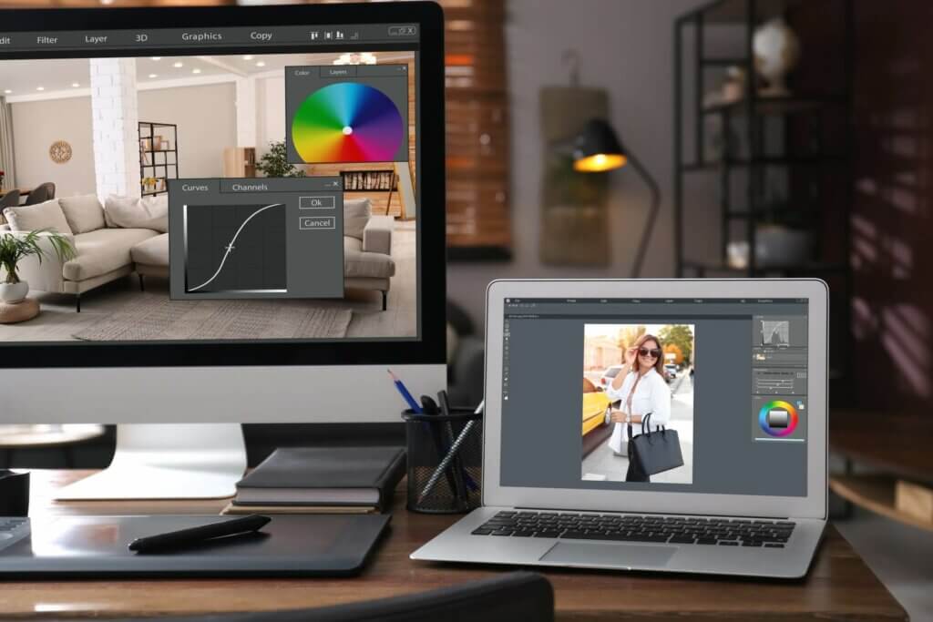 Ordinateur portable et un gros écran à côté qui utilise illustrator