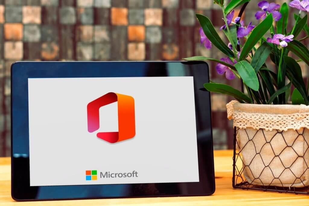 Tablette sur un bureau avec le logo Pack Office