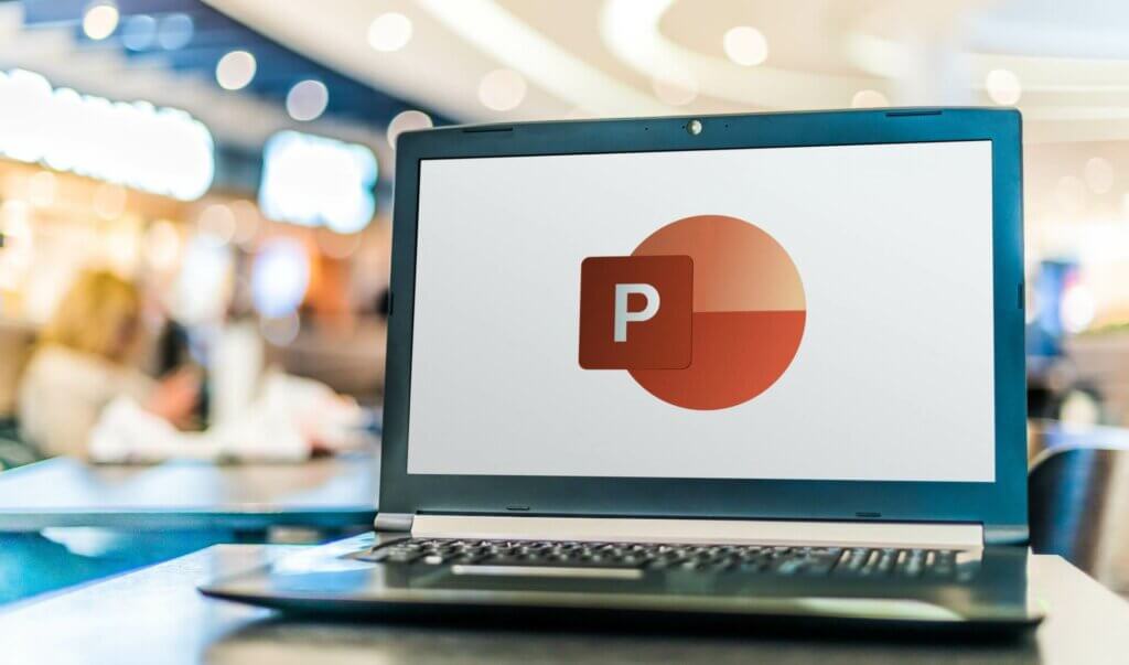 Ordinateur portable sur un bureau avec le logo PowerPoint