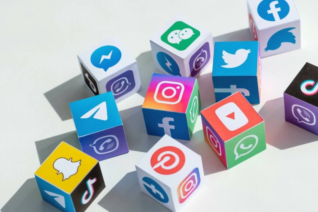 Plusieurs dès avec sur chaque facette les logos des réseaux sociaux