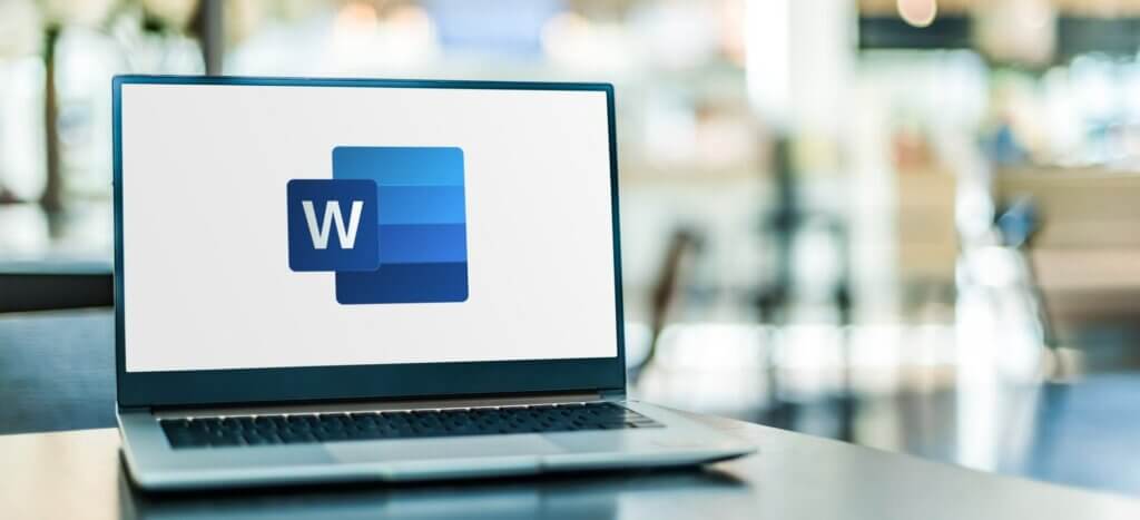 Ordinateur portable sur un bureau avec le logo Word